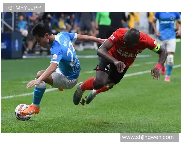 足球球星日常生活瞬间合影展现亲切一面，镜头背后的真实与温暖